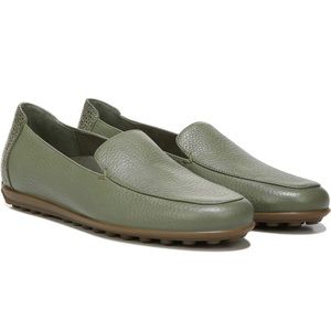 NWT Vionic Pearl Elora Leather Loafers Sz 8 Army green